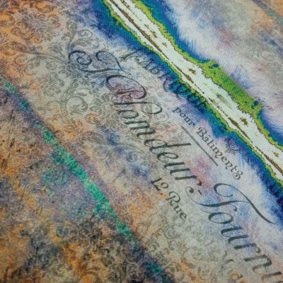 Mapa antigo com texto em francês e padrões decorativos em várias cores