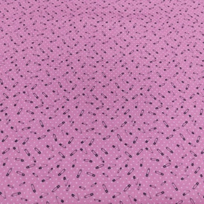 Tecido rosa com padrão de pequenos batons e texto WHATEVER