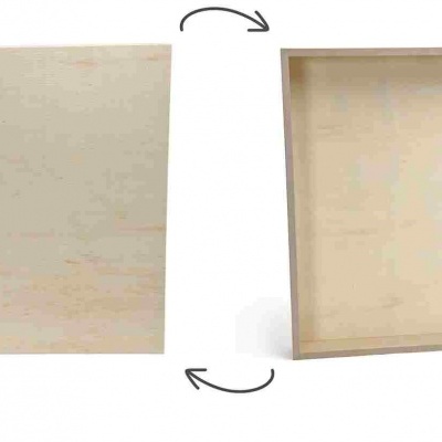 Caixa quadrada de madeira clara com tampo removível, aberta e fechada