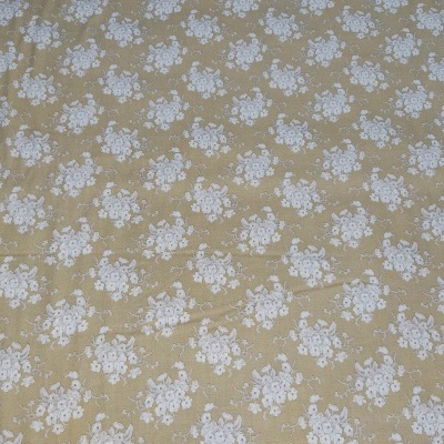 Tecido bege com padrão floral branco