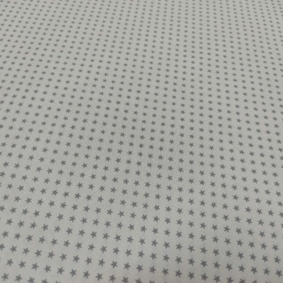 Tecido branco com padrão de pequenas estrelas cinzentas