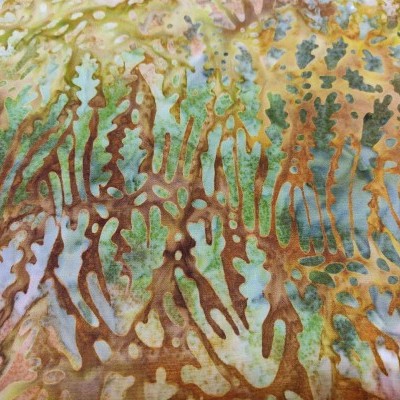 tecido batik com padrão vegetal em cores terra