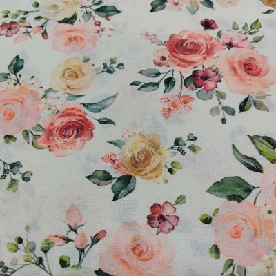 tecido branco com padrão floral em tons de rosa, vermelho e amarelo