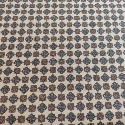 Tecido branco com padrão floral colorido repetitivo