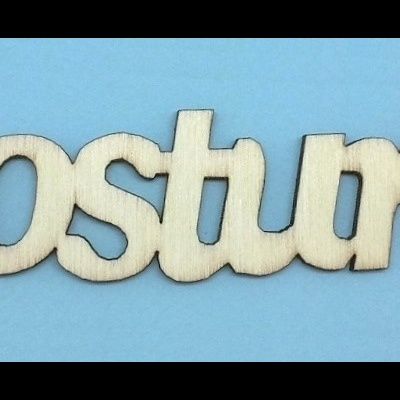 Palavra decorativa em madeira clara com a palavra 'costura'