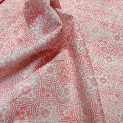 tecido rosa com padrão floral e geométrico em branco