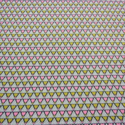 Padrão repetitivo de triângulos coloridos com pontos sobre fundo cinzento