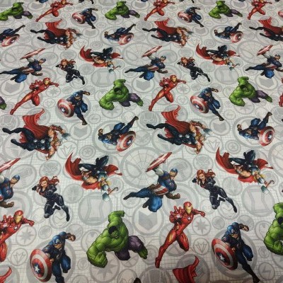 Tecido estampado com personagens dos Vingadores em fundo cinza claro