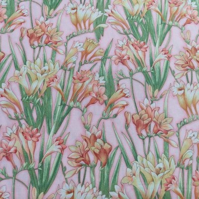 Tecido com padrão floral em tons de rosa, salmão, amarelo e verde