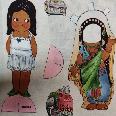Brinquedo de papel recortável com figura de menina, roupa tradicional colorida, elefante e acessórios.