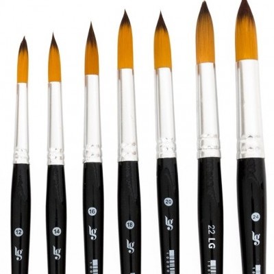 Sete pincéis de pintura com cabos pretos e cerdas amarelas