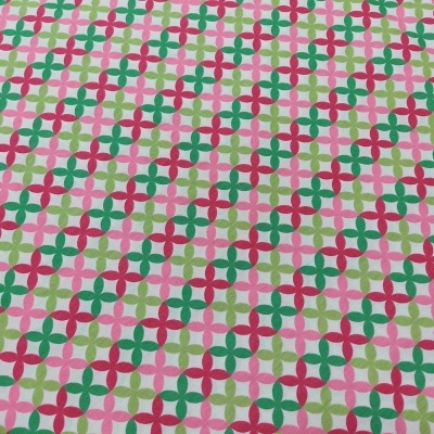 tecido colorido com padrão floral vermelho, verde e rosa sobre fundo branco