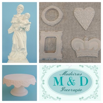 Objetos decorativos brancos e placa azul com texto