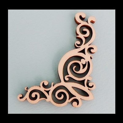 Cantoneira decorativa em madeira com padrão de arabescos