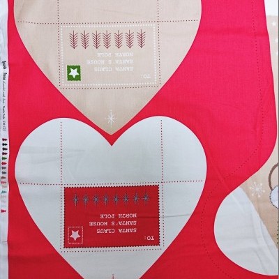 Tecido vermelho com corações bege e branco e texto decorativo