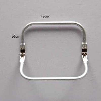 Suporte retangular metálico branco e prateado em fundo cinzento