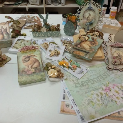 Artigos decorativos vintage com imagens de coelhos, flores e pássaros em mesa