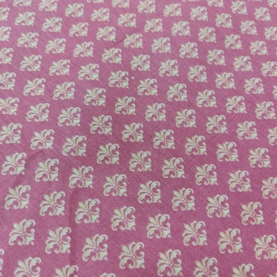 Tecido rosa com padrão branco de flores arabescas