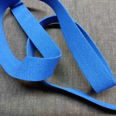 Fita têxtil azul sobre tecido cinzento