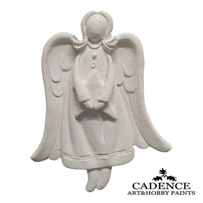 Estátua decorativa de anjo bege claro com asas grandes, segurando estrela, sobre fundo branco