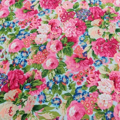 Tecido floral colorido com flores e folhas em fundo claro