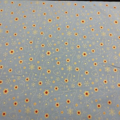 Tecido azul claro com flores amarelas e vermelhas e padrões brancos em tecido texturizado