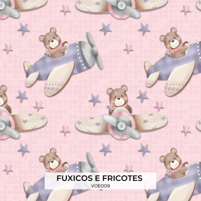 Urso a pilotar avião em padrão infantil rosa com estrelas e ursinhos.