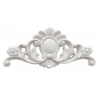 Ornamento decorativo branco com detalhes florais e arabescos