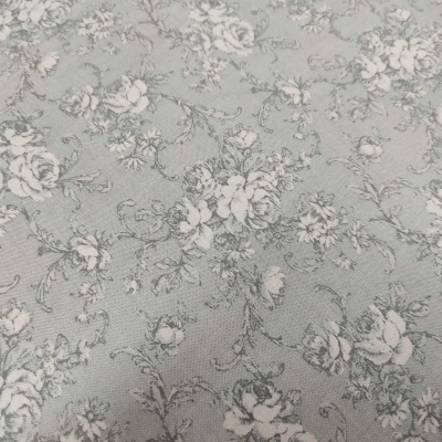 Tecido cinza azulado com padrão floral em cinza claro e escuro