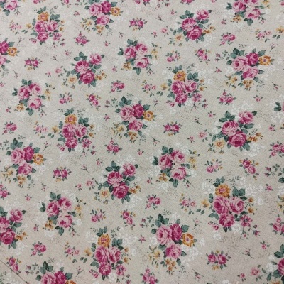 tecido floral bege com flores rosas, verdes e amarelas