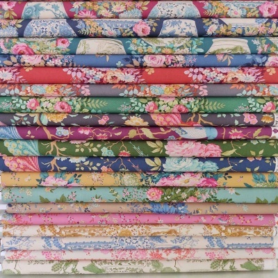Pilhas de tecidos florais coloridos empilhados um sobre o outro