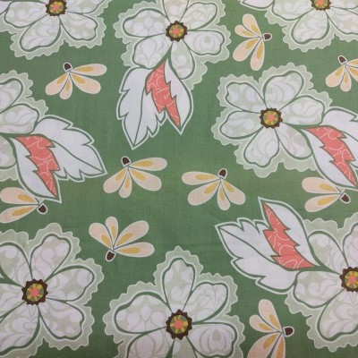 tecido verde com flores brancas e rosas e pequenos desenhos amarelos