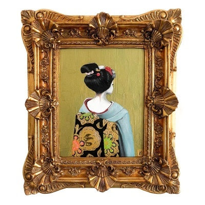 Quadro com moldura dourada contendo pintura de mulher de costas com vestido floral preto e casaco azul claro