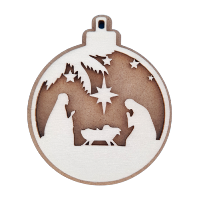 Enfeite de Natal redondo em madeira com cena recortada de presépio.