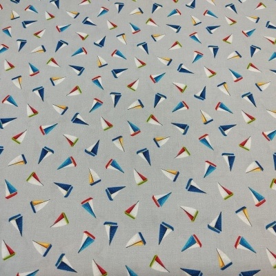 tecido cinzento com padrão de triângulos coloridos