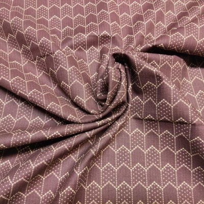 Tecido bordeaux com padrão geométrico branco tipo setas e pontos