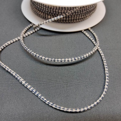 Rolo de fita decorativa preta e branca xadrez