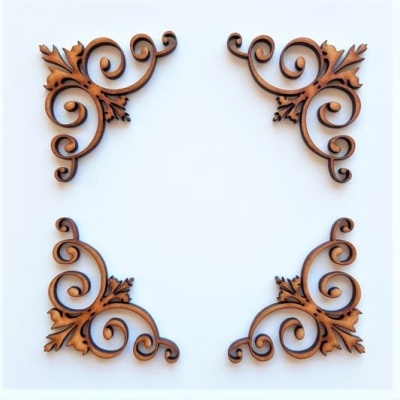 Ornamentos de cantos em madeira com padrões em espiral e folhas