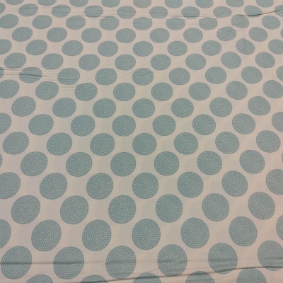 Tecido branco com padrão de grandes círculos azuis