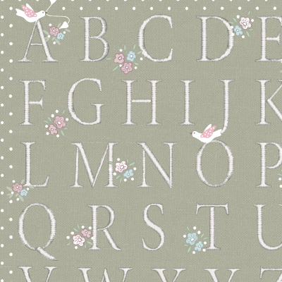 pano bege com letras do alfabeto, flores e pássaros cor-de-rosa e azul