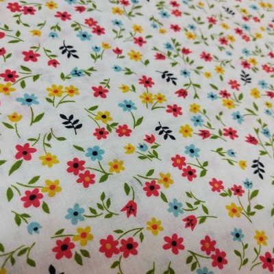 tecido branco com pequenas flores coloridas