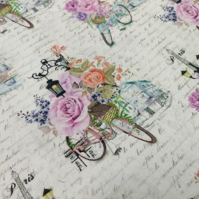 Tecido estampado com bicicletas e flores coloridas em fundo branco creme