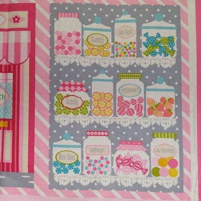 Tecido decorativo com frascos de doces coloridos e etiquetas em inglês