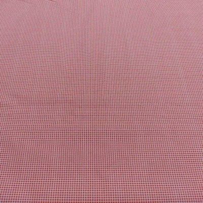 tecido vermelho com padrão de quadrículas brancas