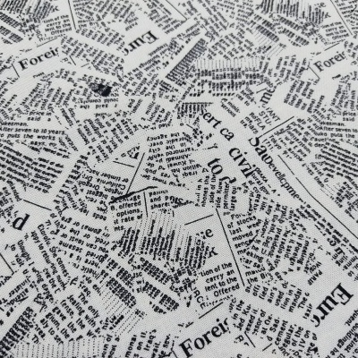 Pedaços recortados de papel com texto impresso em inglês espalhados