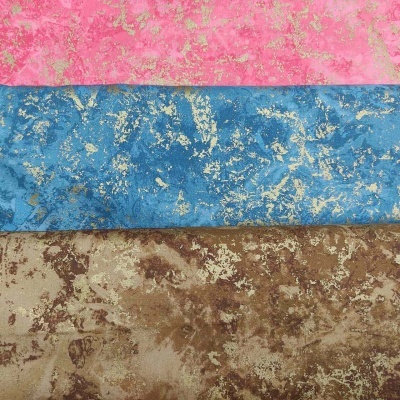 Tecidos marmoreados rosa, azul e castanho com detalhes dourados