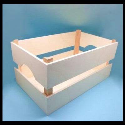 Caixa de madeira clara com laterais lisas e aberturas em arco