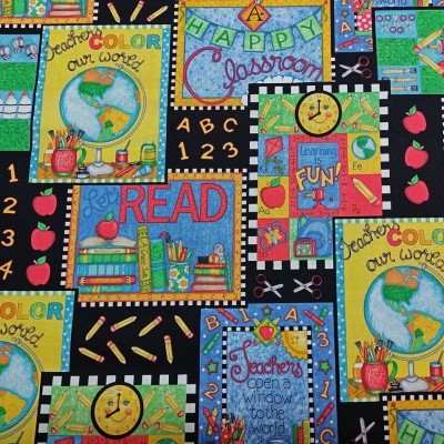 Padrão com quadrados coloridos escolares com textos e desenhos de globos, lápis, maçãs e livros.