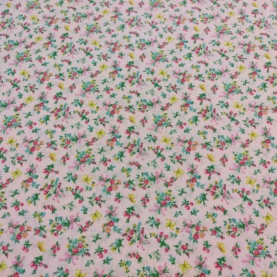 Tecido rosa com padrão floral pequeno colorido