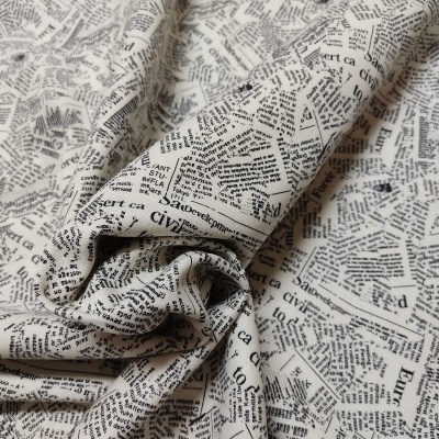 Tecido estampado com padrão de notícias em preto e branco